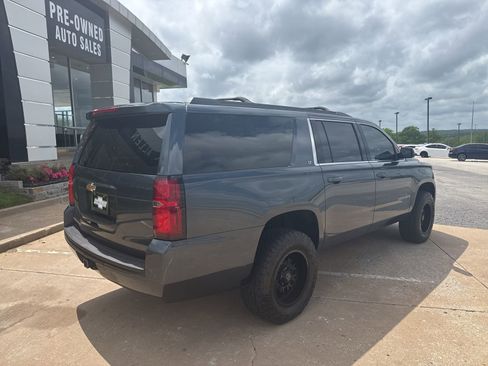 Used 2020 Chevrolet Suburban LT image 3