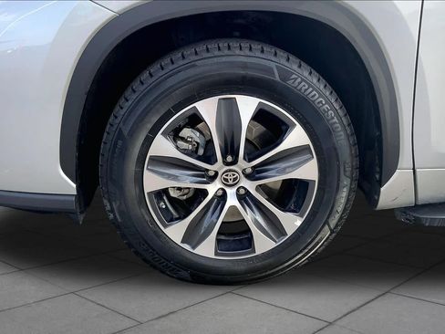 Used 2020 Toyota Highlander XLE FWD image 11