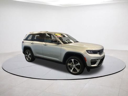 Used 2023 Jeep Grand Cherokee Limited w/ Luxury Tech Group II AWD/4WD image 8