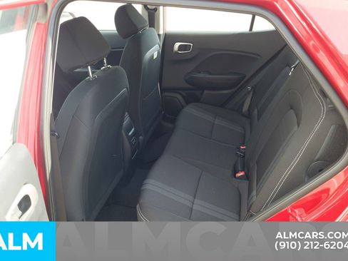 Used 2025 Hyundai Venue SEL image 18