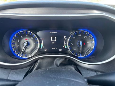 Used 2024 Chrysler Pacifica Touring-L FWD image 10