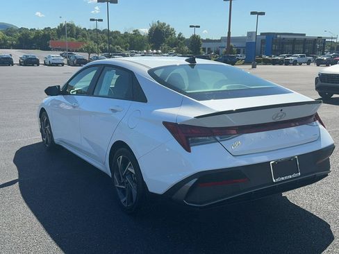 Certified 2025 Hyundai Elantra SEL FWD image 10