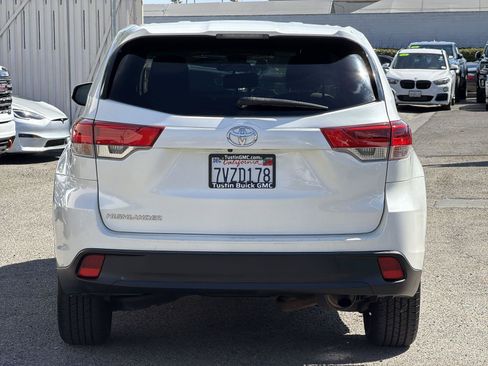 Used 2017 Toyota Highlander LE FWD image 6