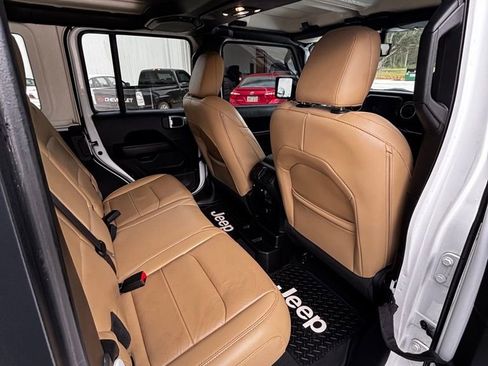 Used 2019 Jeep Wrangler Unlimited Sahara image 18