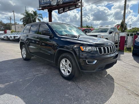 Used 2017 Jeep Grand Cherokee Laredo image 3