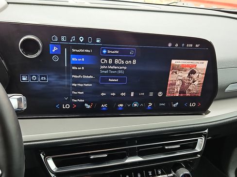 Used 2025 Chevrolet Traverse LT FWD image 15