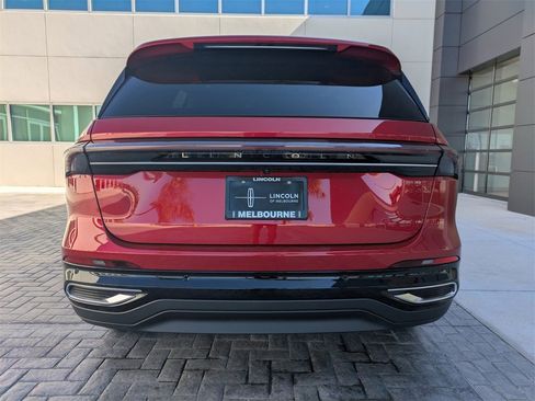 Used 2025 Lincoln Nautilus Premier image 5