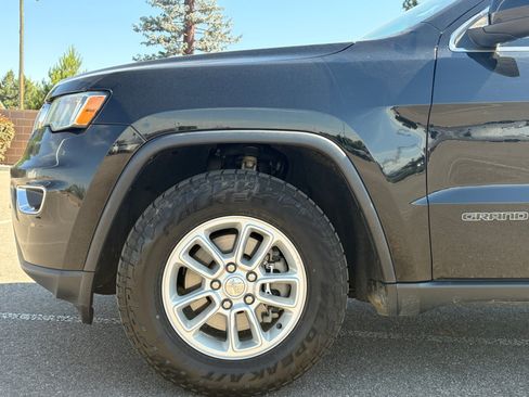 Used 2018 Jeep Grand Cherokee Laredo AWD/4WD image 11