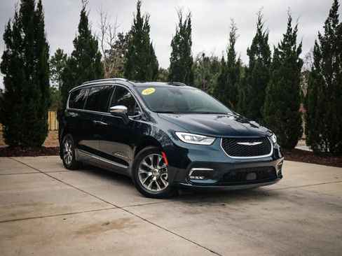 Used 2022 Chrysler Pacifica Pinnacle image 2