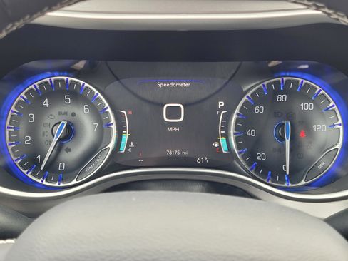 Used 2022 Chrysler Pacifica Touring-L FWD image 19