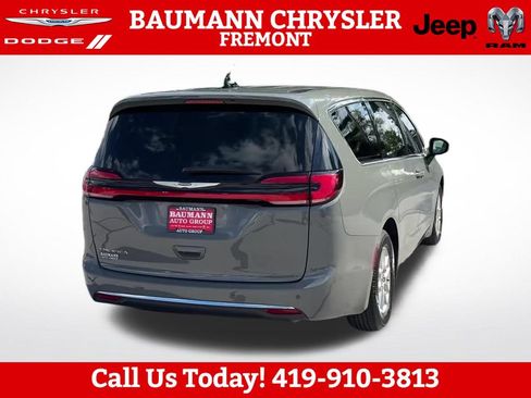Used 2025 Chrysler Pacifica Select FWD image 6