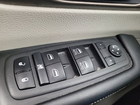 Used 2022 Chrysler Voyager LX image 27