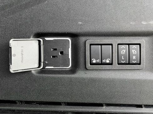 Used 2024 Chevrolet Suburban RST image 10