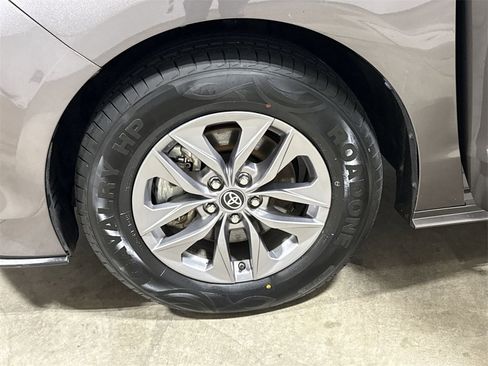 Used 2024 Toyota Sienna XLE image 26