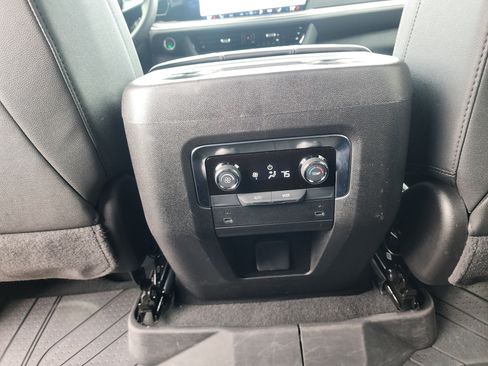 Used 2026 Chevrolet Suburban LT image 17