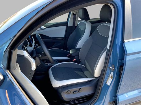 New 2026 Volkswagen Taos SE FWD image 9