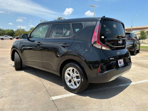Used 2025 Kia Soul LX w/ LX Technology Package FWD image 8