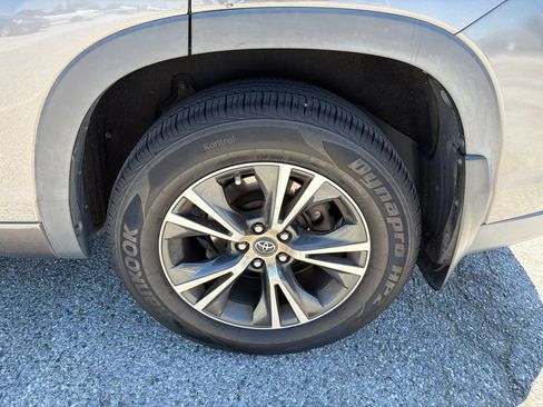 Used 2017 Toyota Highlander Plus AWD/4WD image 11