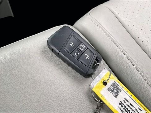 Used 2022 Volkswagen Tiguan SE image 27