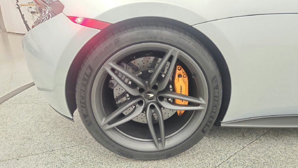 Used 2019 McLaren 570S Spider RWD image 24