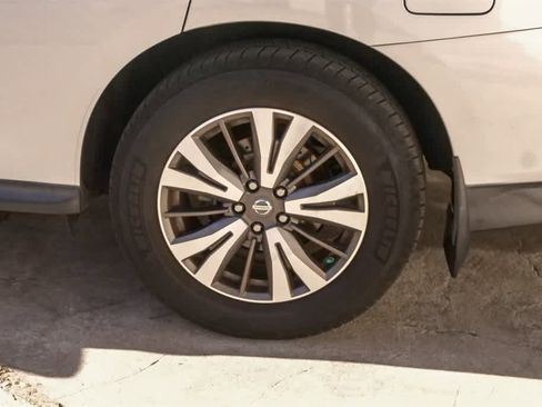 Used 2017 Nissan Pathfinder S image 6