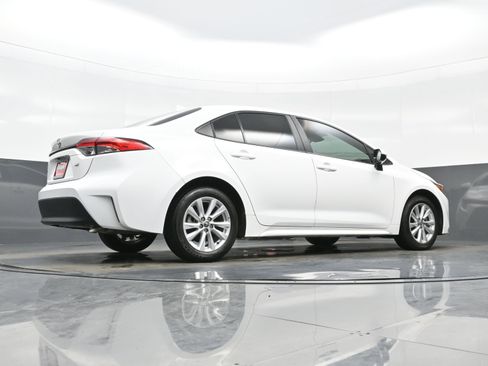 Used 2025 Toyota Corolla LE w/ LE Premium Package image 31