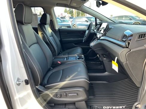New 2026 Honda Odyssey Touring image 9
