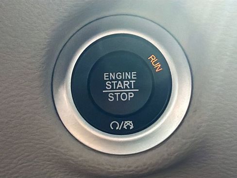 Used 2024 Chrysler Pacifica Limited FWD image 37