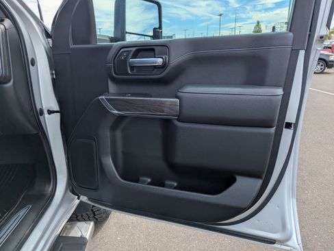 Used 2022 Chevrolet Silverado 3500 LTZ AWD/4WD image 39