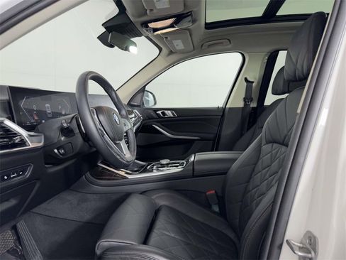 Used 2024 BMW X7 xDrive40i w/ Premium Package image 4