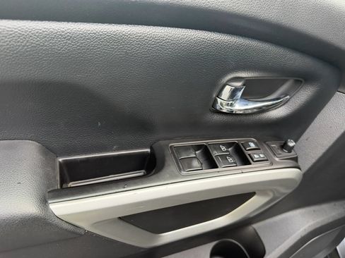 Used 2017 Nissan Titan SV AWD/4WD image 28