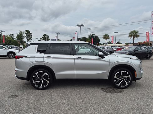 Used 2024 Mitsubishi Outlander SE FWD image 2