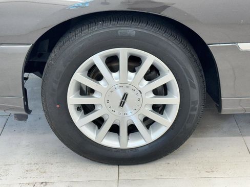 Used 2007 Lincoln Town Car Signature RWD image 22