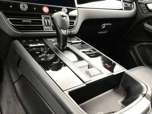 Certified 2025 Porsche Macan AWD/4WD image 11