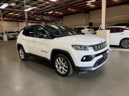 Used 2025 Jeep Compass Limited AWD/4WD image 5