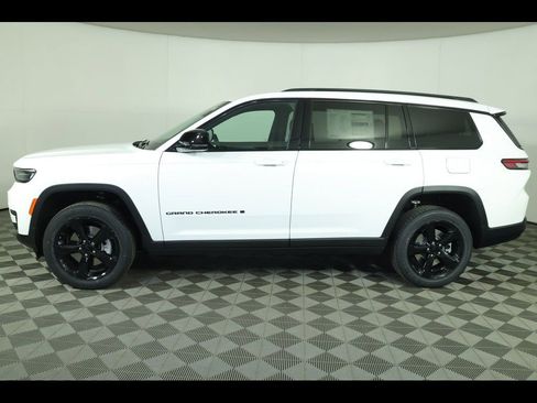 New 2025 Jeep Grand Cherokee L Altitude image 2