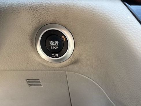 Used 2023 Chrysler Pacifica Limited FWD image 17