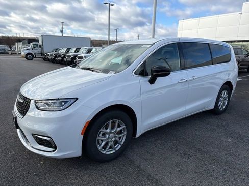 New 2026 Chrysler Pacifica Select image 6