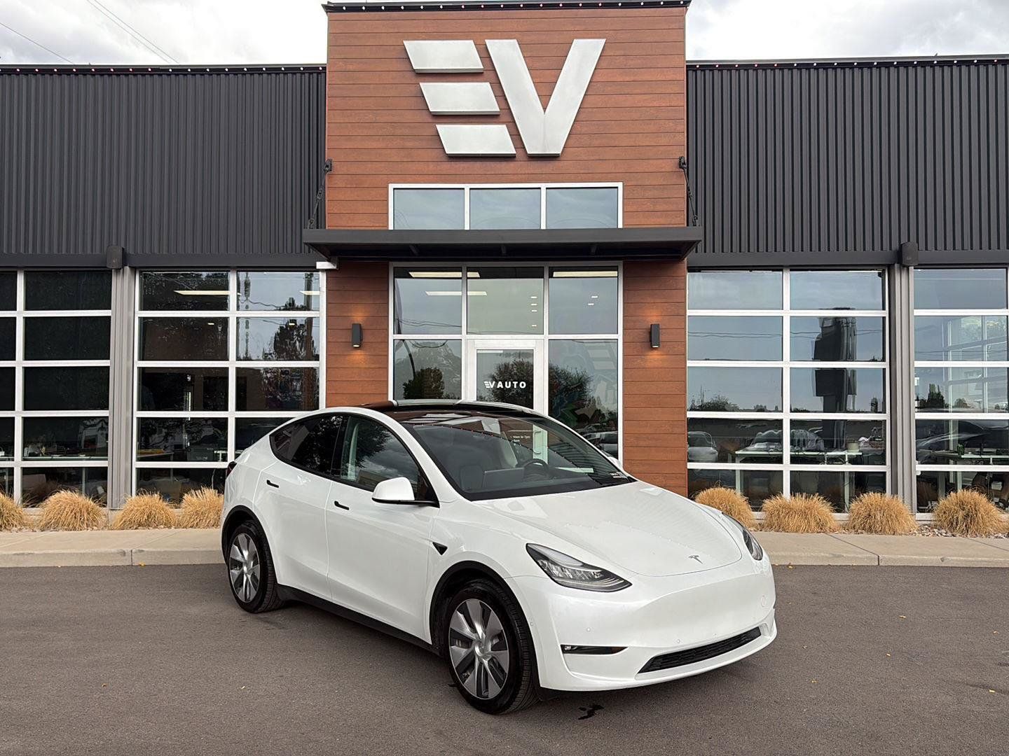 Used 2022 Tesla Model Y Long Range AWD/4WD image 1