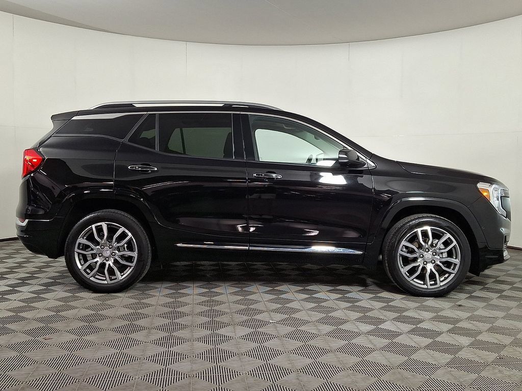 Used 2023 GMC Terrain Denali w/ Denali Premium Package AWD/4WD image 10
