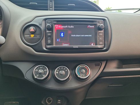 Used 2016 Toyota Yaris LE image 17