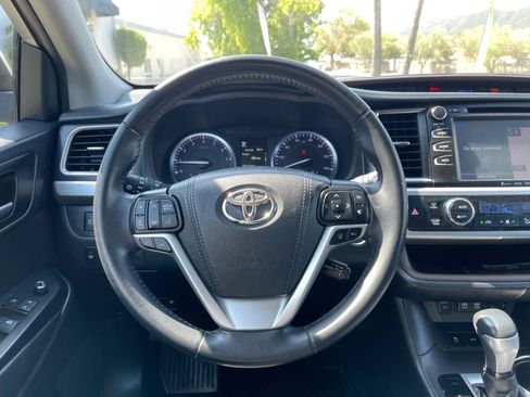 Used 2019 Toyota Highlander XLE FWD image 12