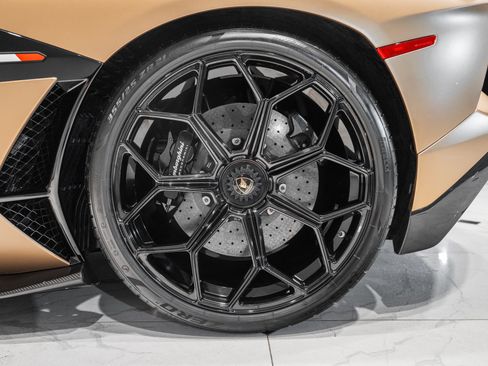 Used 2021 Lamborghini Aventador SVJ AWD/4WD image 11