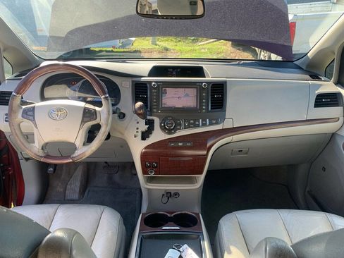 Used 2011 Toyota Sienna Limited w/ LTD Navigation Pkg FWD image 14