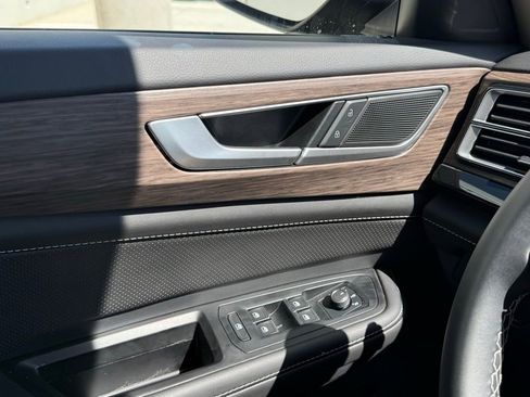 Used 2025 Volkswagen Atlas SEL image 11