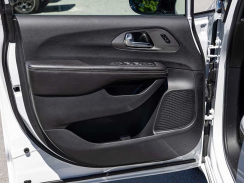 New 2027 Chrysler Pacifica Select FWD image 11