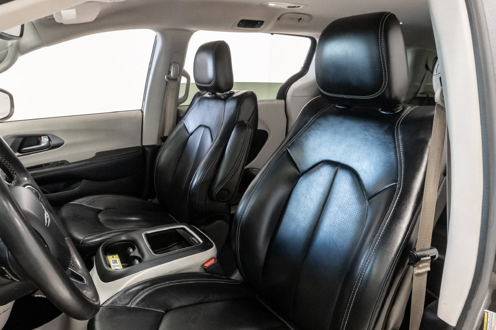 Used 2023 Chrysler Pacifica Touring-L FWD image 9