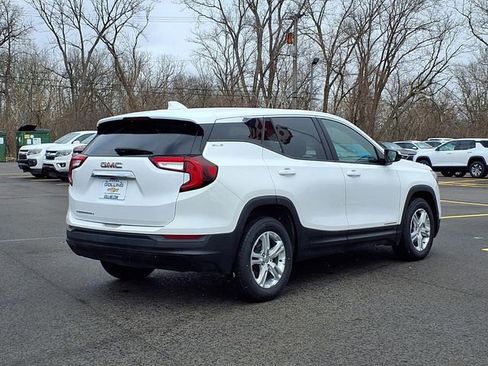 Used 2024 GMC Terrain SLE image 2