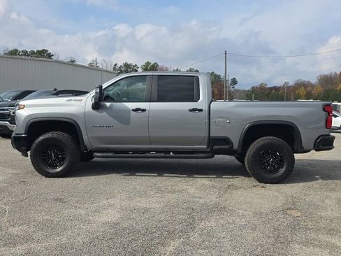 Used 2025 Chevrolet Silverado 2500 ZR2 w/ Technology Package image 2
