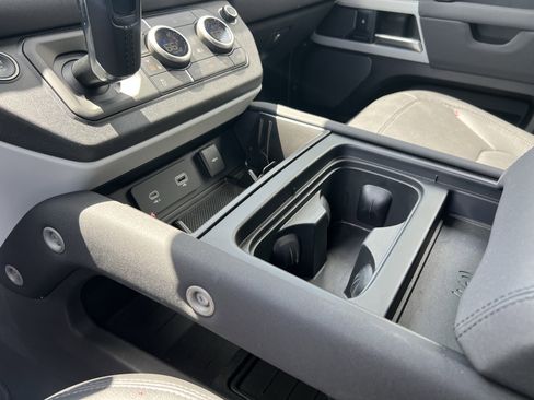 Certified 2023 Land Rover Defender 90 SE image 30